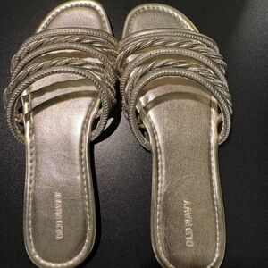 3/25 🔵Old Navy gold sandals. Size 8